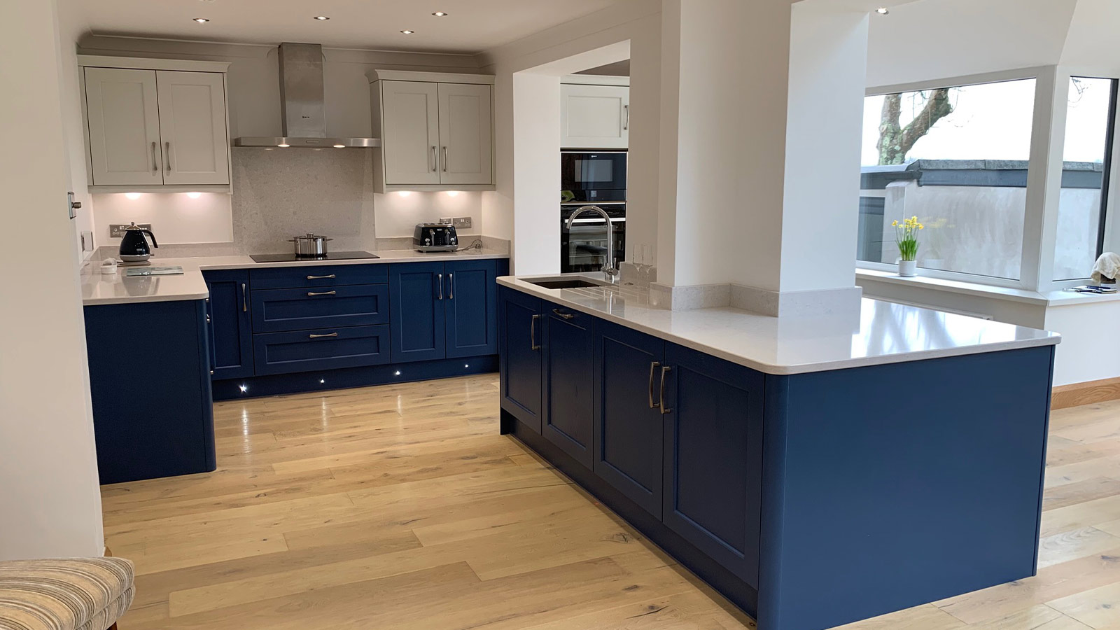Classic shaker kitcehn with blue kitchen cabinets