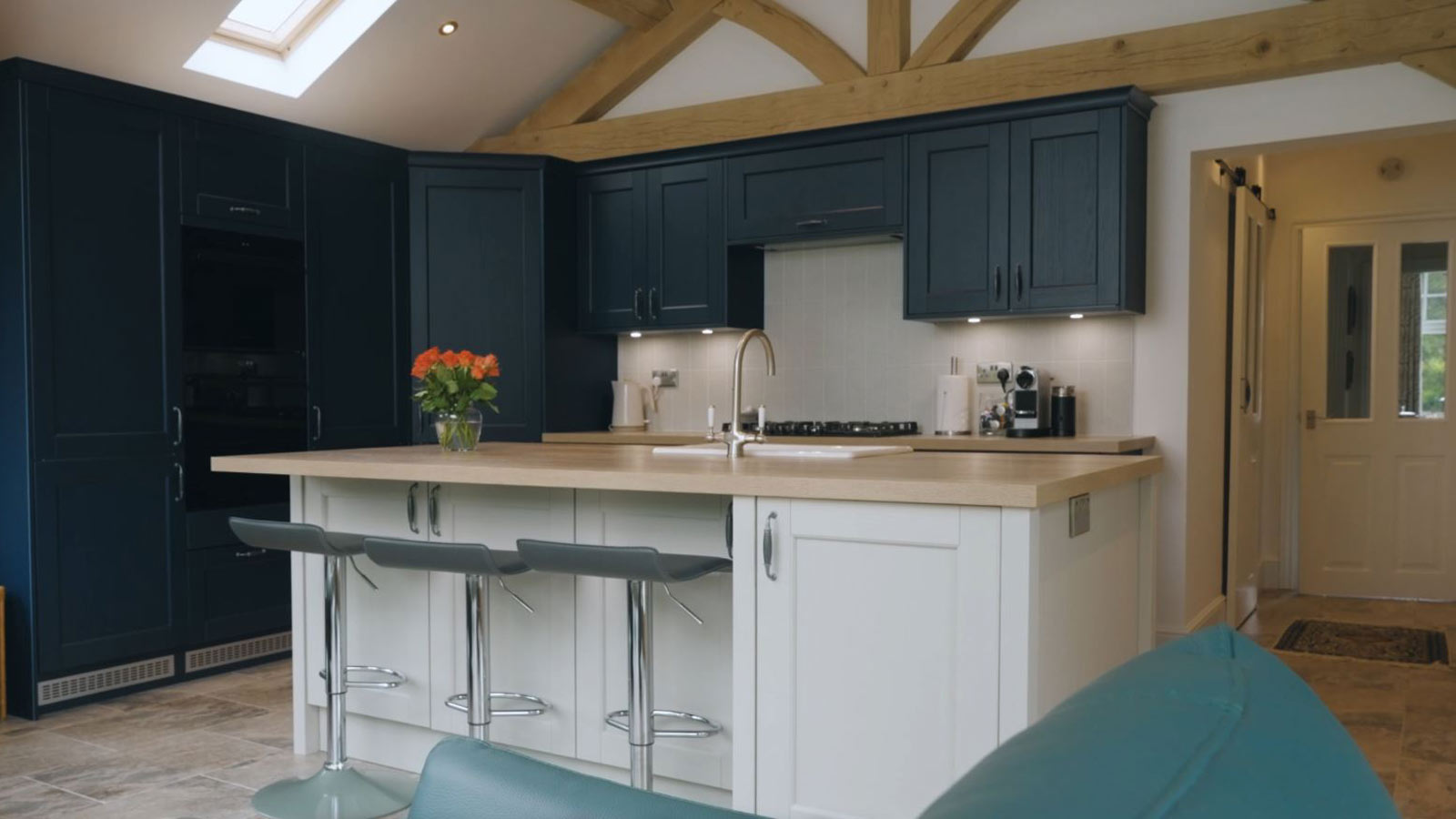 A kitchen makeover with blue kitchen cabinets and a white kitchen island