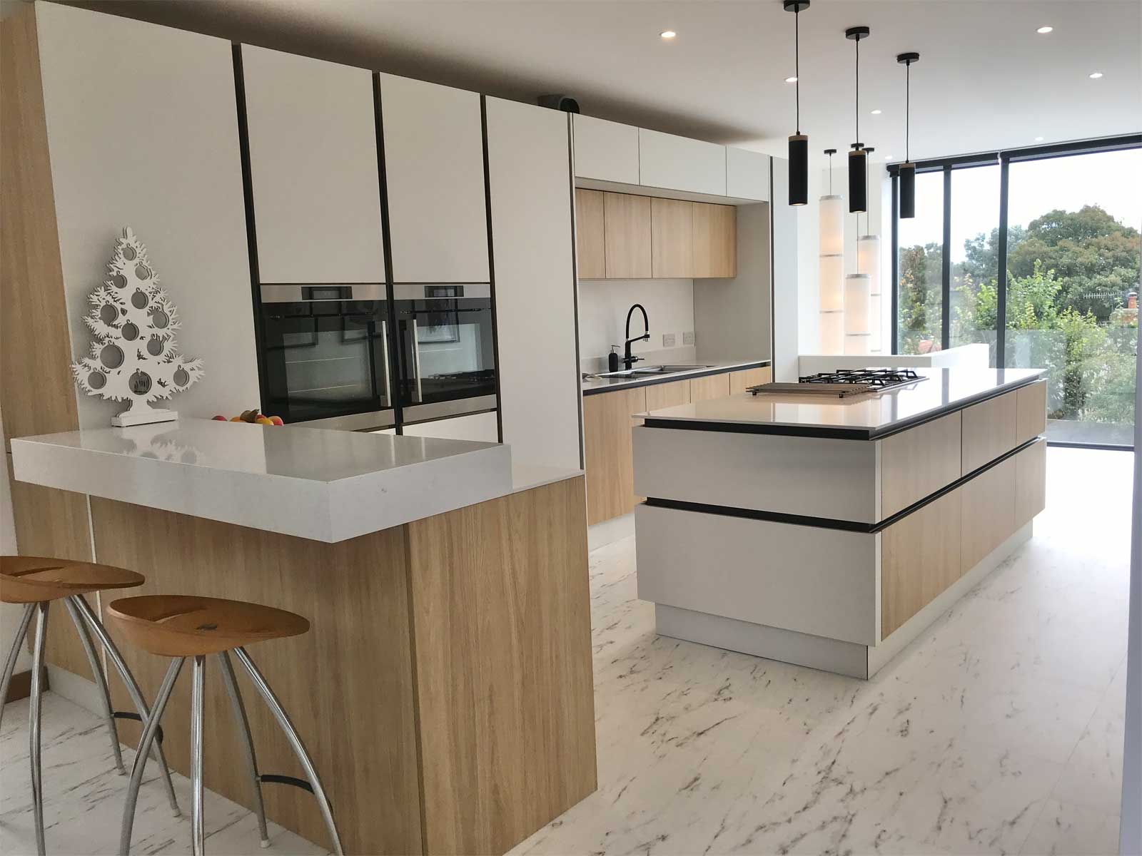 A perfect handleless kitchen with natural wood doors