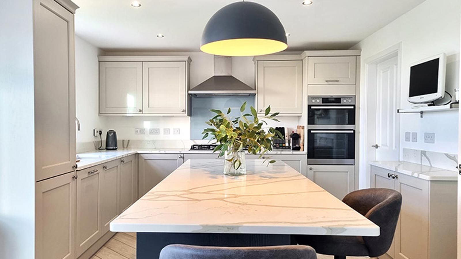 A modern cashmere kitchen created from a Shaker cashmere kitchen