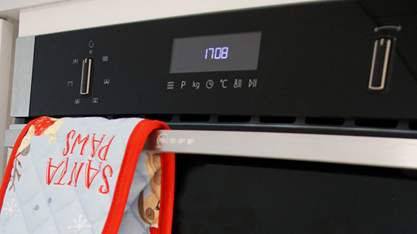 A Neff oven with Christmas cooking mitts ready for a typical Christmas dinner