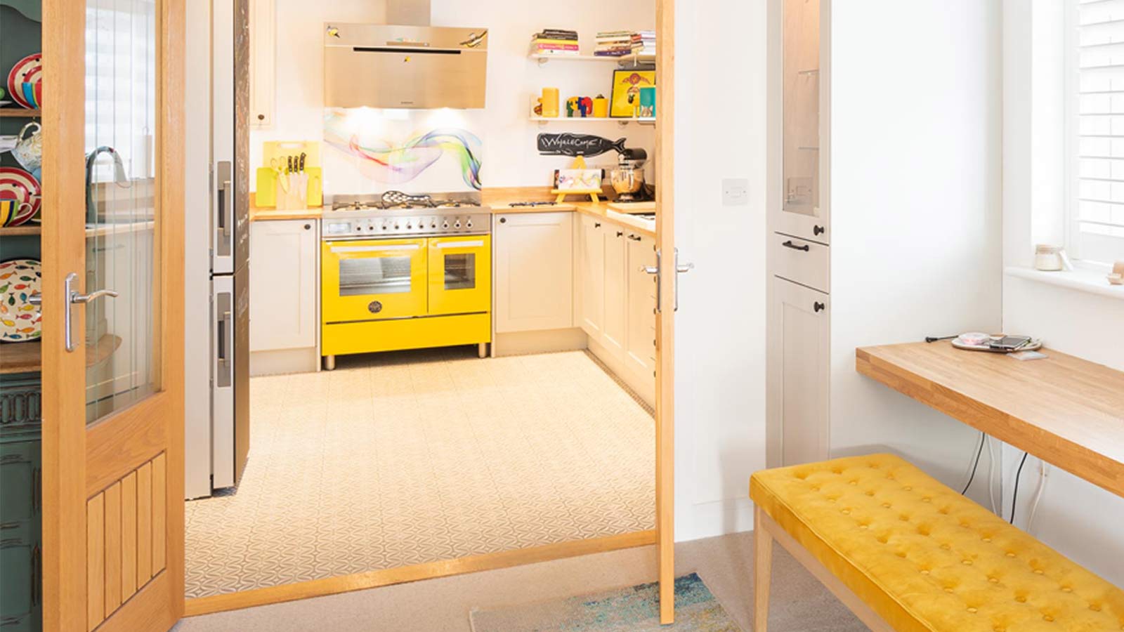 A kitsch kitchen with a bold cooker in a retro kitchen décor style