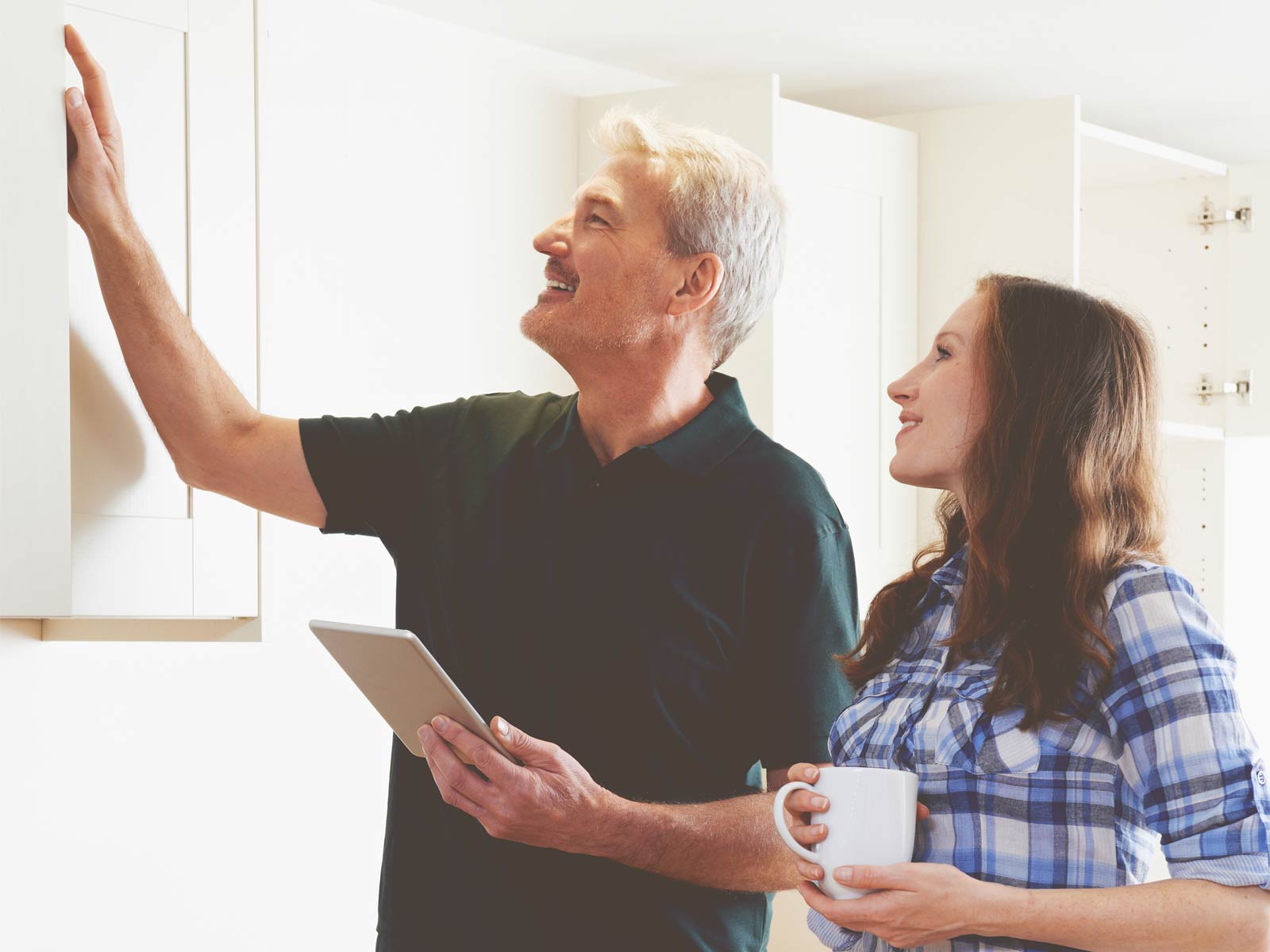 A kitchen fitter’s installation manager visiting a client from a kitchen shop