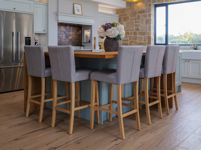 U-shaped kitchen ideas and storage units around a large kitchen island