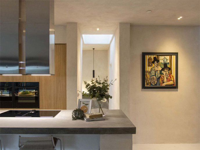 Mid-century modern décor situated in a home styled after Kaufmann House