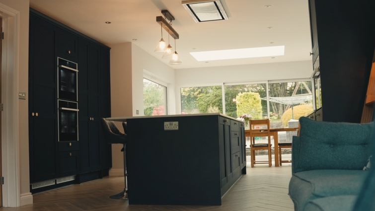 A mum’s kitchen with a kitchen island and seating for the kids