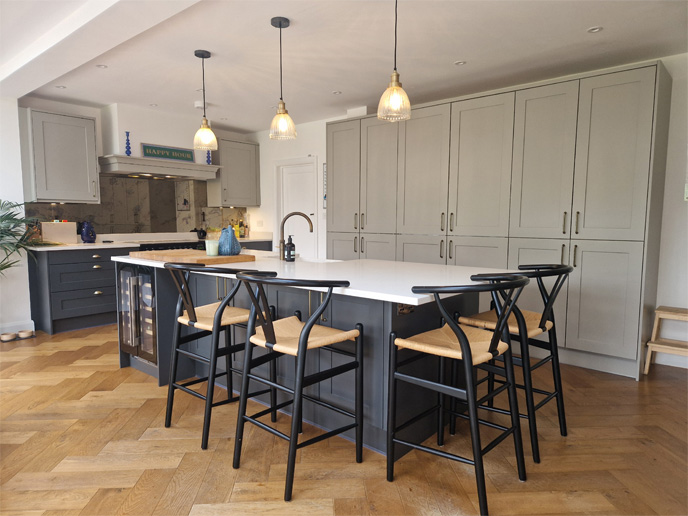 A mushroom kitchen with a high-contrast island and stools
