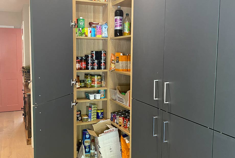 Space-saving kitchen storage in a modern kitchen