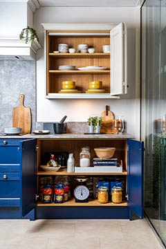 No centre posts on our kitchen cabinets