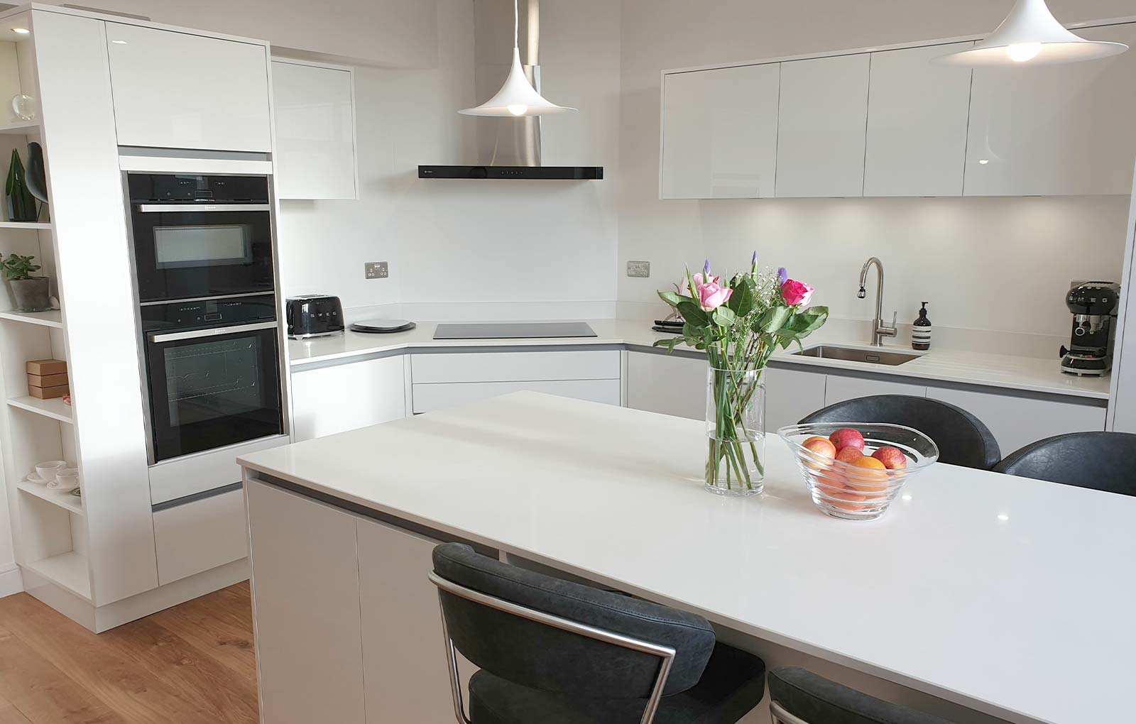 White gloss handleless kitchen