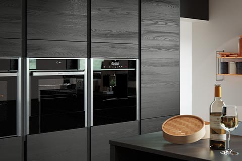 Hampton - Smooth painted handleless kitchen.